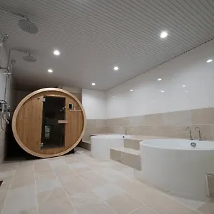 Villa Tomo 非日常の暮らし 広い浴室サウナ付き、寝室6つ、ベッド11台　関西空港直通の最寄り駅 Osaka